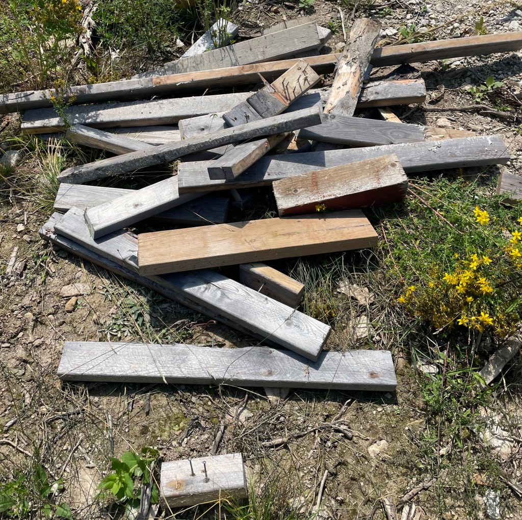 the window maker used a lot of unnecessary screws to secure the load